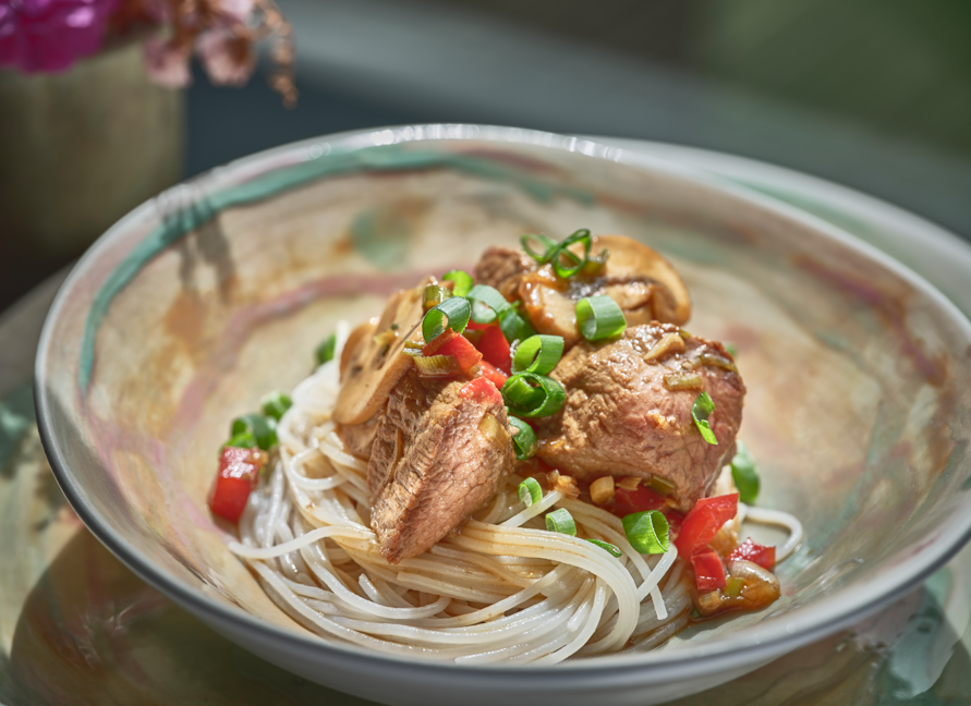 Cómo preparar Carne de Ragú con Noodles marinados en Café junto a TELVA
