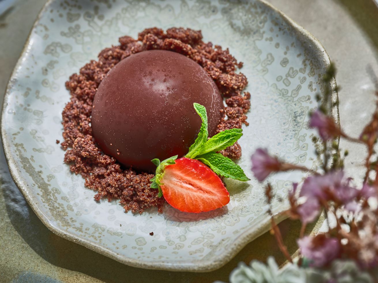 Helado cremoso de café con crumble de chocolate